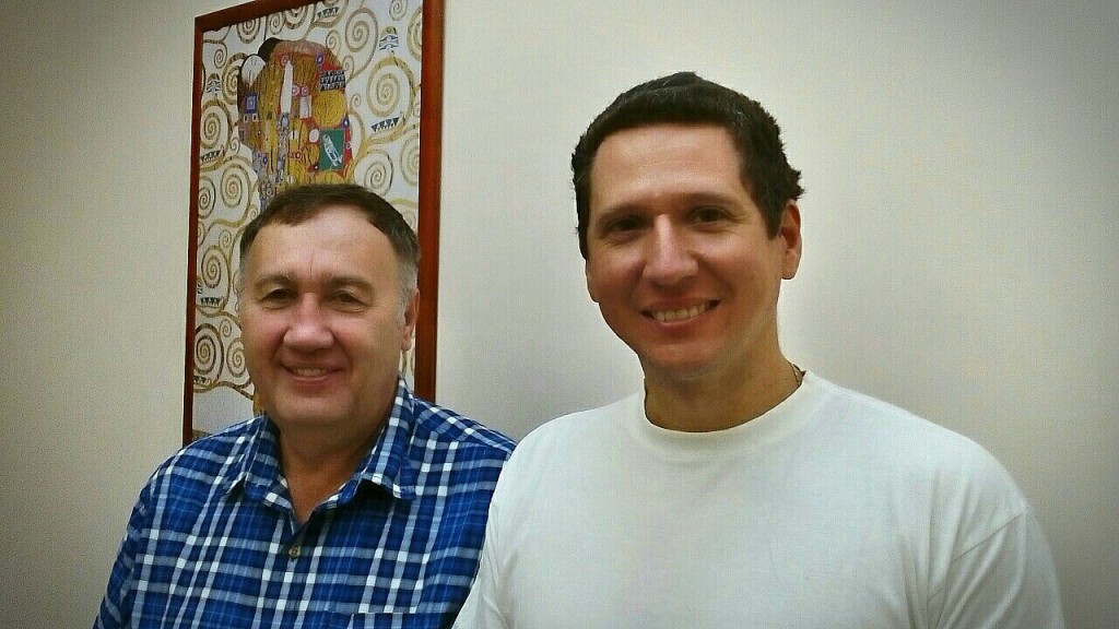 Gyula und sein Kieferchirurg nach der Zahnbehandlung