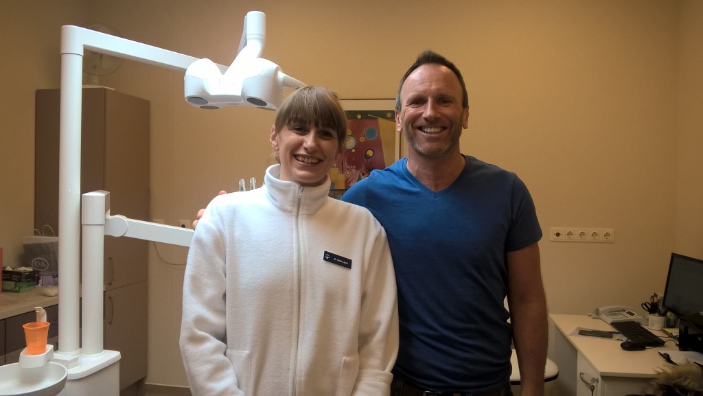 Dr Laura Gotai und Rob am Ende der Zahnbehanldung